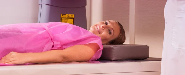 女人接受磁共振成像在医院。卫生保健概念 — 图库照片