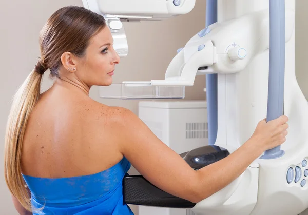 Paciente do sexo feminino submetida a exame mamográfico no hospital — Fotografia de Stock