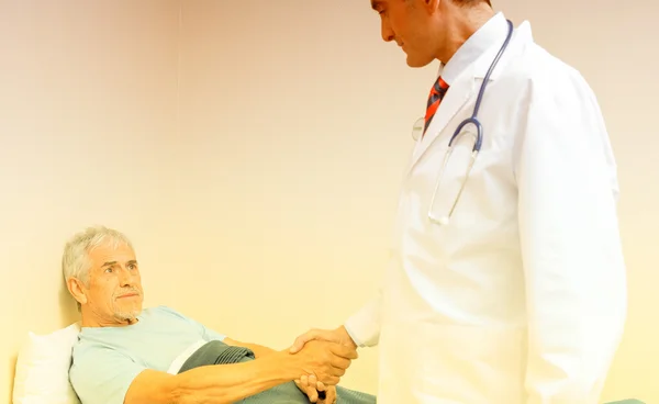 Patiënt ondergaat, scan test in ziekenhuis kamer — Stockfoto