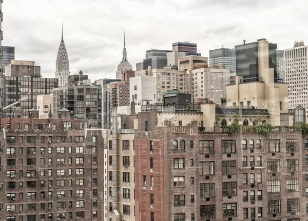 Edificios antiguos y modernos de Nueva York, Midtown Manhattan — Foto de Stock