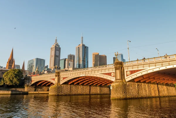 Melbourne skyline over rivier — Stockfoto