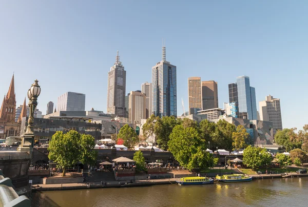 Melbourne skyline olhando para Flinders Street Station. Austr... — Fotografia de Stock