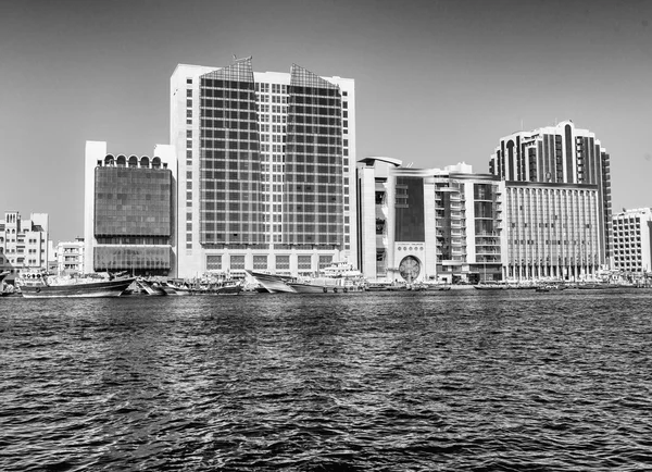 Παλιά Dubai creek και κτίρια — Φωτογραφία Αρχείου