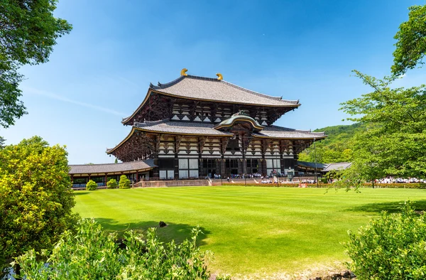 Santuario Todai-Ji en Nara, Japón, rodeado de naturaleza — Foto de Stock