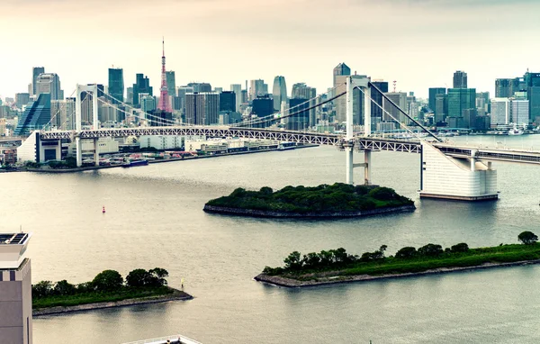 Rainbow Bridge desde Odaiba Seaside Park al atardecer —  Fotos de Stock