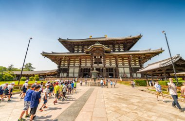 Nara, Japonya - Mayıs 2016: İnsanlar yürüyüş için Buddhis büyük salon