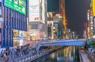 Osaka, Japonya - 28 Mayıs 2016: Dotonbori şehir gece ışıkları. OSA