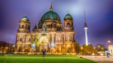 Berliner Dom'un muhteşem gece renkleri