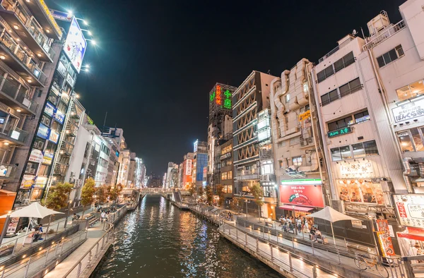 OSAKA, JAPÓN - 28 DE MAYO DE 2016: Luces nocturnas y anuncios de —  Fotos de Stock