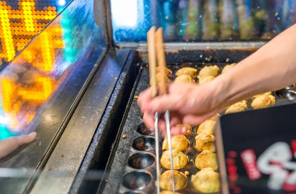 Processo de cozinhar takoyaki mais popular delicioso lanche de japa — Fotografia de Stock
