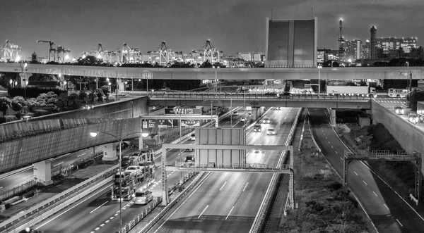 東京高速道路夜のトラフィック — ストック写真