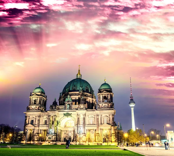 Wgląd nocy Berlin Cathedral, Niemcy — Zdjęcie stockowe