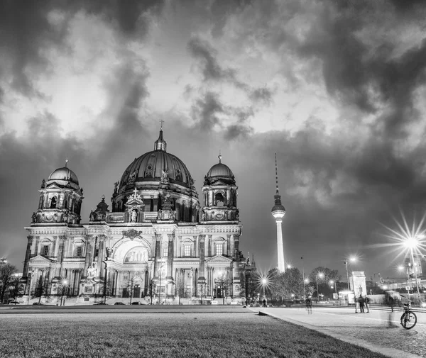 Cores noturnas incríveis de Berliner Dom, Catedral da Cidade — Fotografia de Stock