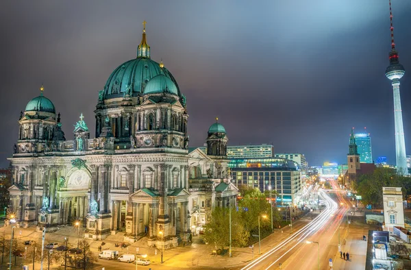 Nattvisning av Berlin domkyrka, Tyskland — Stockfoto