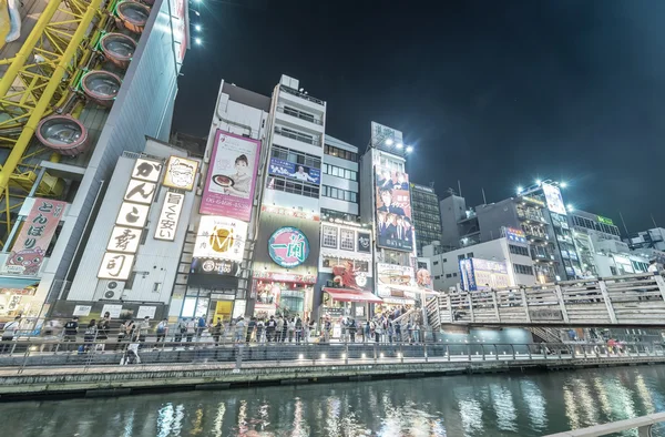 Osaka, Japonya - 28 Mayıs 2016: Gece ışıkları ve reklam — Stok fotoğraf