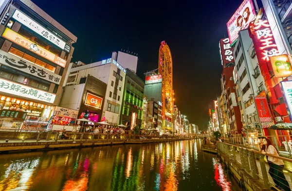 OSAKA, JAPÓN - 28 DE MAYO DE 2016: Luces nocturnas y anuncios de — Foto de Stock