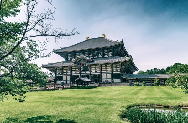 Heiligdom van de Todai-Ji in Nara, Japan, omgeven door de natuur — Stockfoto
