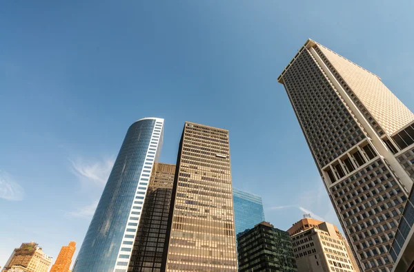 Street level view of Manhattan skyscrapers — Stock Photo, Image
