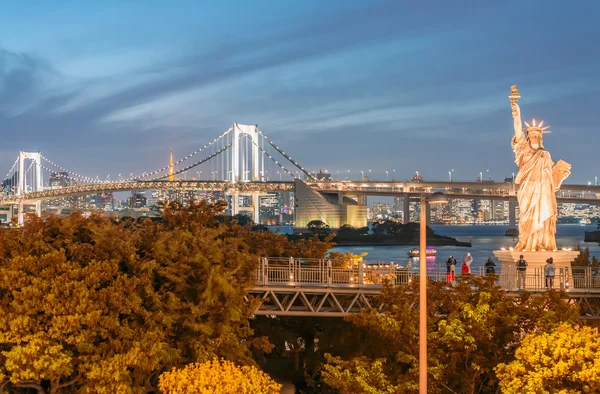 Ορίζοντα του Τόκιο από Odaiba τη νύχτα με τη γέφυρα του ουράνιου τόξου και ειδώ — Φωτογραφία Αρχείου