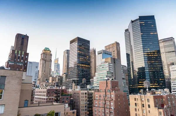 Gebouwen en zonsondergang skyline van Manhattan, luchtfoto — Stockfoto