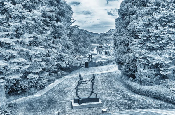 Hakone, Japonya - 25 Mayıs 2016: Hakone Açık Hava Müzesi olarak bulutlu