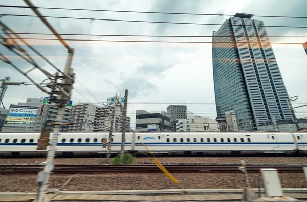 NAGOYA, GIAPPONE - 25 MAGGIO: Il treno proiettile Shinkansen accelera a Nag — Foto Stock
