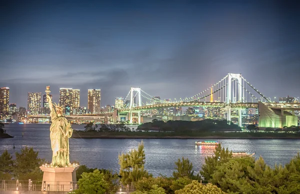 Tokyo skyline desde Odaiba por la noche con Rainbow Bridge y Statu — Foto de Stock