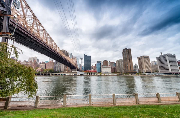 Manhattan skyline from Roosevelt Island, New York City — Stock Photo, Image