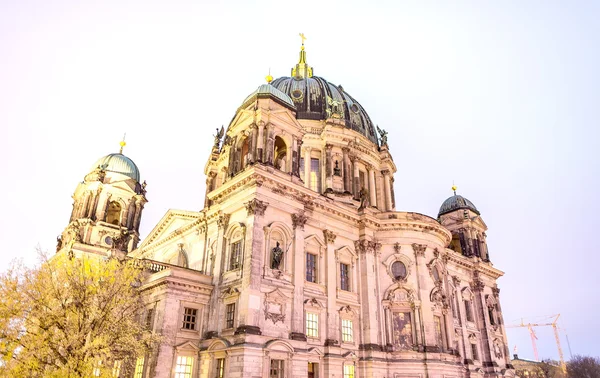 Niesamowite kolory nocy Berliner dom — Zdjęcie stockowe