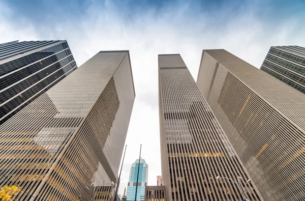 Street level view of Manhattan skyscrapers — Stock Photo, Image