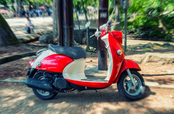 Vintage motocykl zaparkowany w parku — Zdjęcie stockowe