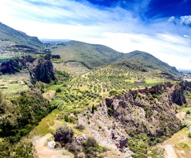 Çayırlar ve dağlar ile Tuscany kırsal