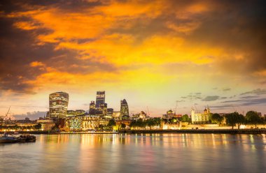 Londra mali bölge. Alacakaranlıkta panoramik manzarası