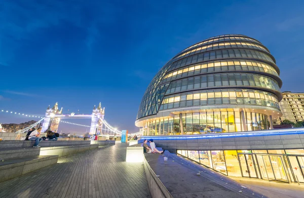 Les touristes apprécient la promenade le long du Tower Bridge — Photo