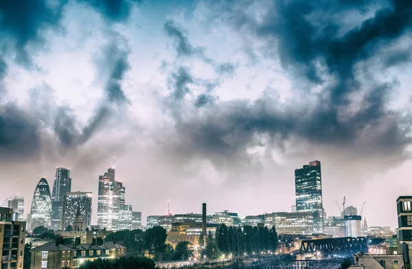 Finansiella distriktet i London. Panoramautsikt över skyline på twilight — Stockfoto