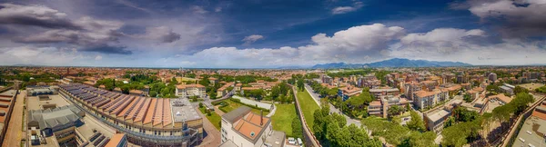 Vista aérea de Pisa, distrito noroeste desde el helicóptero en d —  Fotos de Stock