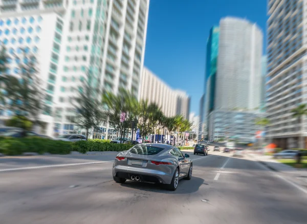 Snel rijdende auto in Miami Downtown — Stockfoto