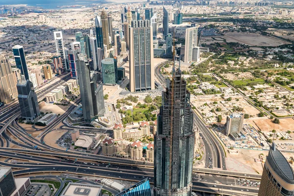 De skyline van Dubai op een mooie dag. — Stockfoto