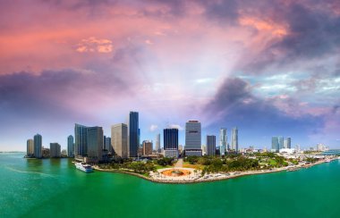 Miami Downtown üzerinde güzel gün batımı. 