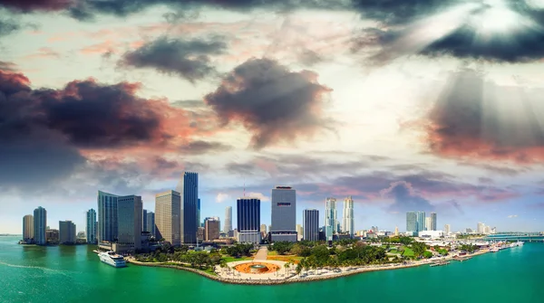 Hermoso atardecer sobre Miami Downtown —  Fotos de Stock