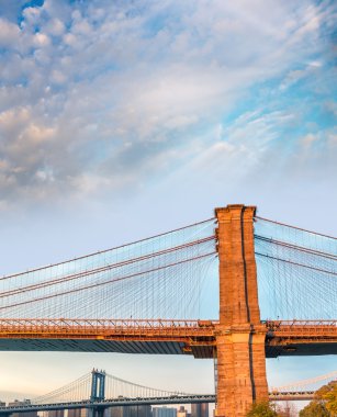 Brooklyn Köprüsü'nün alacakaranlık görünümü, New York City