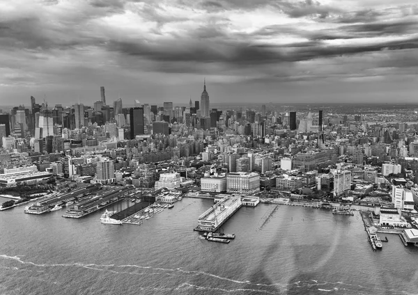 Black and white view of Manhattan skyline from helicopter — Stock Photo, Image