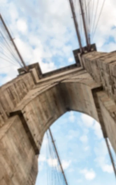 Vista borrosa de los viejos pilones del puente de Brooklyn — Foto de Stock