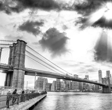 Brooklyn Köprüsü'nün alacakaranlık görünümü, New York City