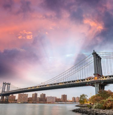 Gün batımında Manhattan Bridge uygulamasında New York City, Amerika Birleşik Devletleri