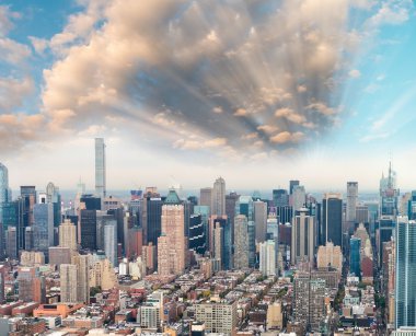 New York Skyline alacakaranlıkta şaşırtıcı havadan görünümü