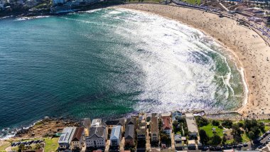 Bondi Beach, Sydney. Helikopterden günbatımı havadan görünümü