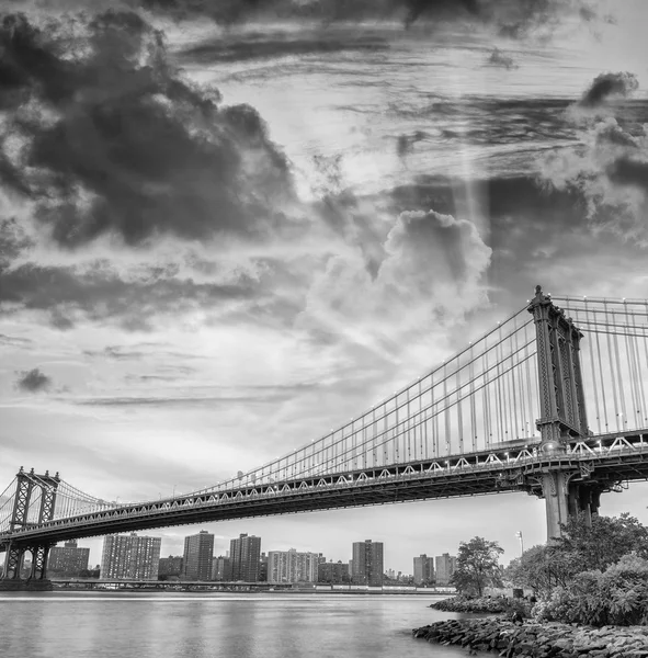 Manhattan Bridge při západu slunce v New York City, Usa — Stock fotografie