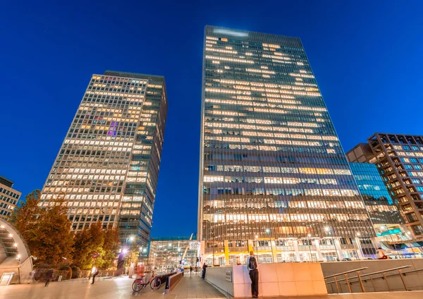 Canary Wharf panoramę z poziomu ulicy w nocy, Londyn Wielka Brytania — Zdjęcie stockowe