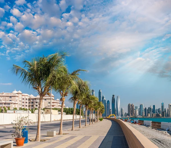 Gebäude über dem Wasser in Dubai Marina, Vereinigte Arabische Emirate — Stockfoto